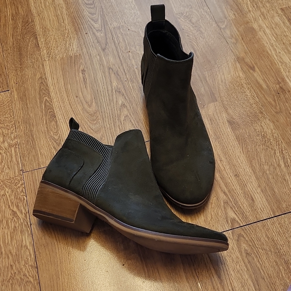 Mia dark green Calvin suede booties sz 8